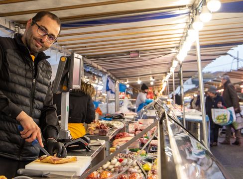 Photo de commerçant sur un marché