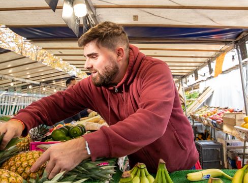Photo de commerçant sur un marché